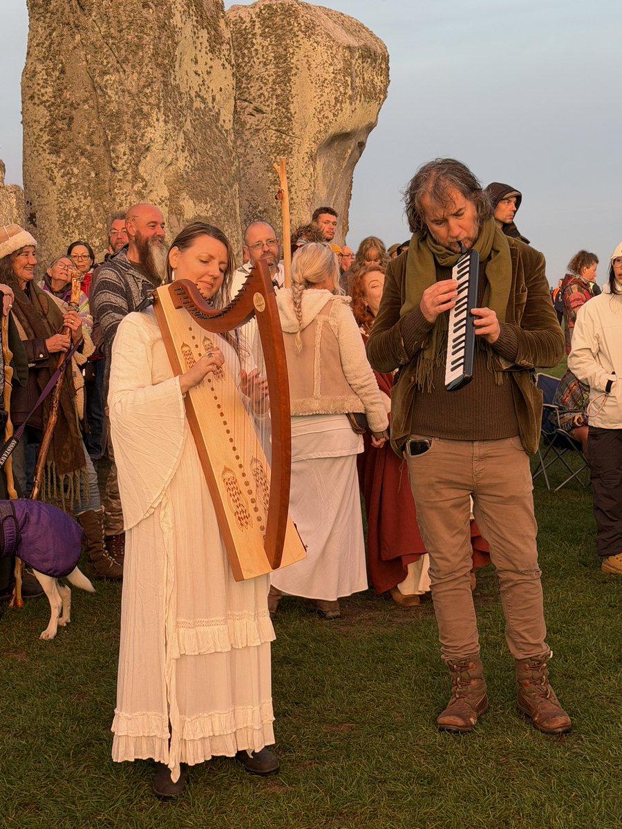 ST0NEHENGE's tweet photo. A wonderful Autumn Equinox at Stonehenge (not Spring )😀 #toomuchmead https://t.co/BmVoERkmAO