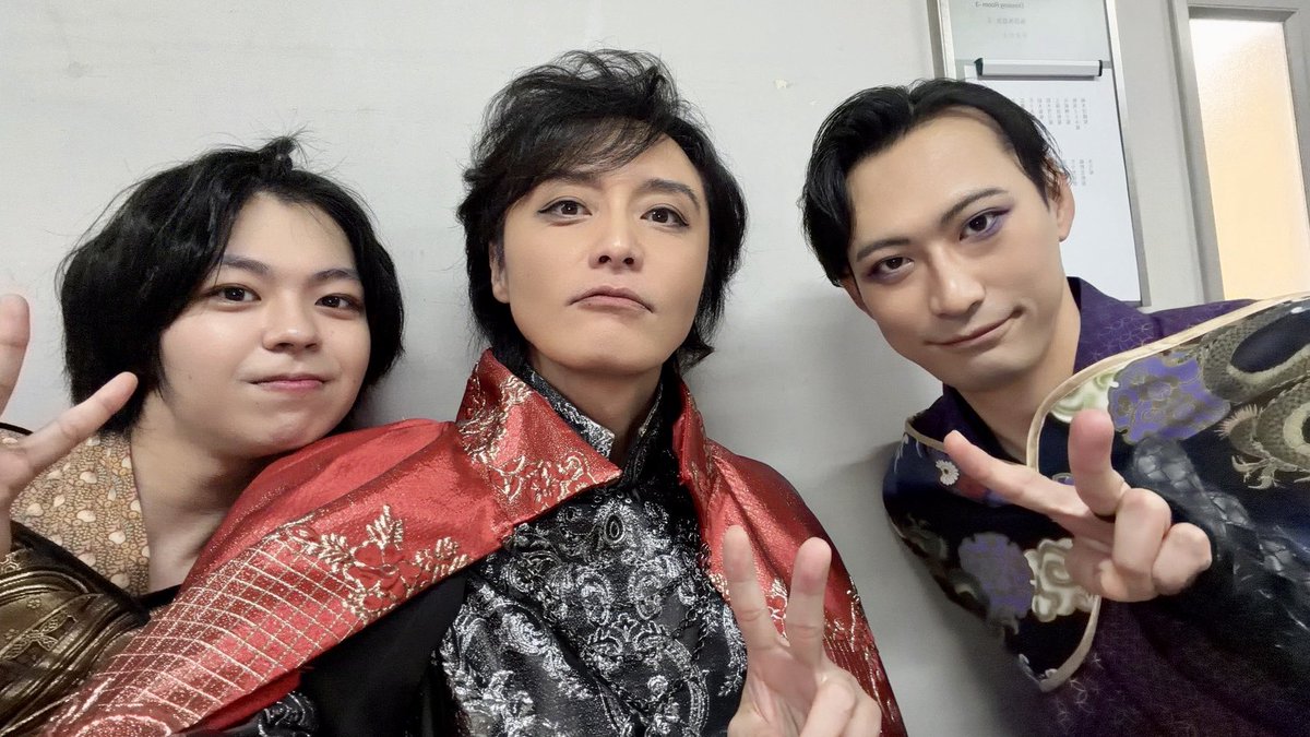 mio_shuhei's tweet photo. #朧炎ノ刻 #朧ミュ2026
 家族写真。
板上で交わす言葉は多くはありませんでしたが、信忠で在る上でいつも父への思いは抱いていました。絶対的な存在に対する憧れと畏れと尊敬。強くなれと言葉をくれた母への思い。そして何より、弟が傍に居てくれたから戦えた日々でした。 https://t.co/11wnmQi9zS