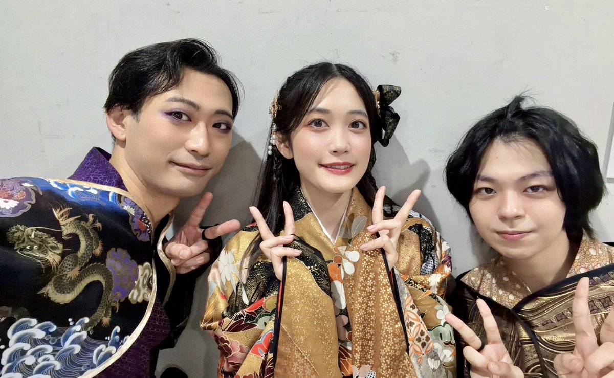 mio_shuhei's tweet photo. #朧炎ノ刻 #朧ミュ2026
 家族写真。
板上で交わす言葉は多くはありませんでしたが、信忠で在る上でいつも父への思いは抱いていました。絶対的な存在に対する憧れと畏れと尊敬。強くなれと言葉をくれた母への思い。そして何より、弟が傍に居てくれたから戦えた日々でした。 https://t.co/11wnmQi9zS