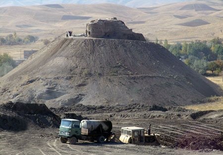 yekdoust26's tweet photo. نابودی تپه 6000 ساله توسط #وزارت_نیرو . تصاویر قبل و بعد تپه 6000ساله گونسپان را میبینید. 
تپه #باستانی #گونسپان(#پاتپه) در #ملایر از بلندترین تپه‌های باستانی( ۲۸ متر ارتفاع) که  6000 هزار سال قدمت دارد. در رشتو ببینید که چه #معبدی از دوره #ماد را نابود کردند.
#پاينده_ایران https://t.co/xKzeIFelXV