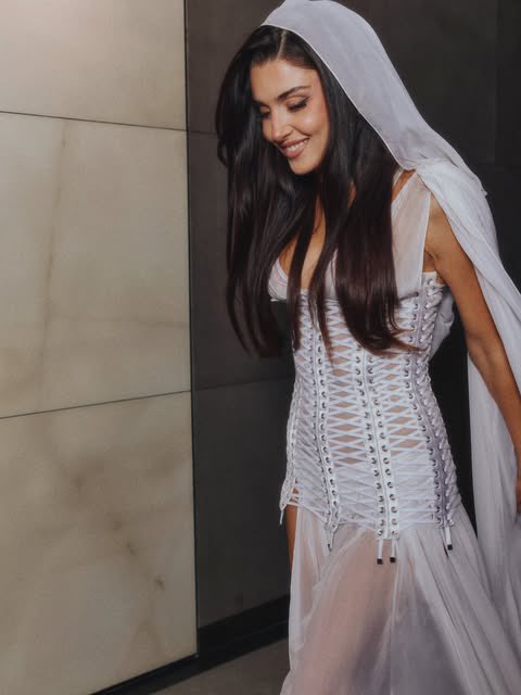 nightandlightss's tweet photo. handenin buradaki güzelliğini aşamıyorum çook başka bi seviye ya dev global moda markalarının looklarıyla bizi globalde hep en iyi şekilde temsil ediyo bir kere kötü giyindiğini görmedim rakipsiz biri https://t.co/VWJPT0KQx9