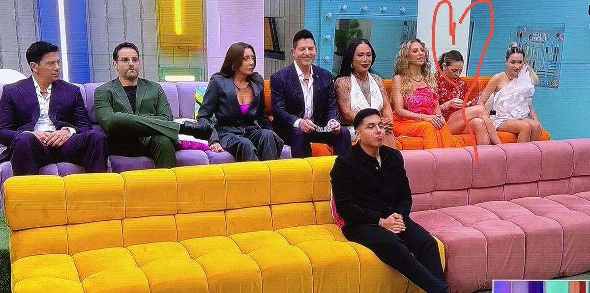 Astral8877's tweet photo. Duele, pero es la cruda realidad de la televisión mexicana. 💔 La producción no va a apoyar a Ese Pérez porque no cumple con su estándar elitista de rubio, ojos claros y cara de telenovela. Le están aplicando la mismísima jugada que a Abelito: explotarlo para sostener el show, exigirle contenido diario y, al final, darle la espalda porque "no da el perfil". Wendy rompió el sistema porque era un fenómeno imparable, pero ellos jamás van a permitir que esa fórmula se repita. Qué lástima y qué coraje, porque Ese, más allá de portar el apellido más común y real de este país, representa la cara auténtica de México: moreno, de ojos oscuros, de pueblo. No como sus protegidos que presumen raíces de todos lados menos de la tierra que los alimenta. ¡Hasta el final con la gente real! ✊🏼🇲🇽  #LaCasaDeLosFamososMéxico #LaCasaDeLosFamososMéxicoMx #LaCasaDeLosFamososMéxico4