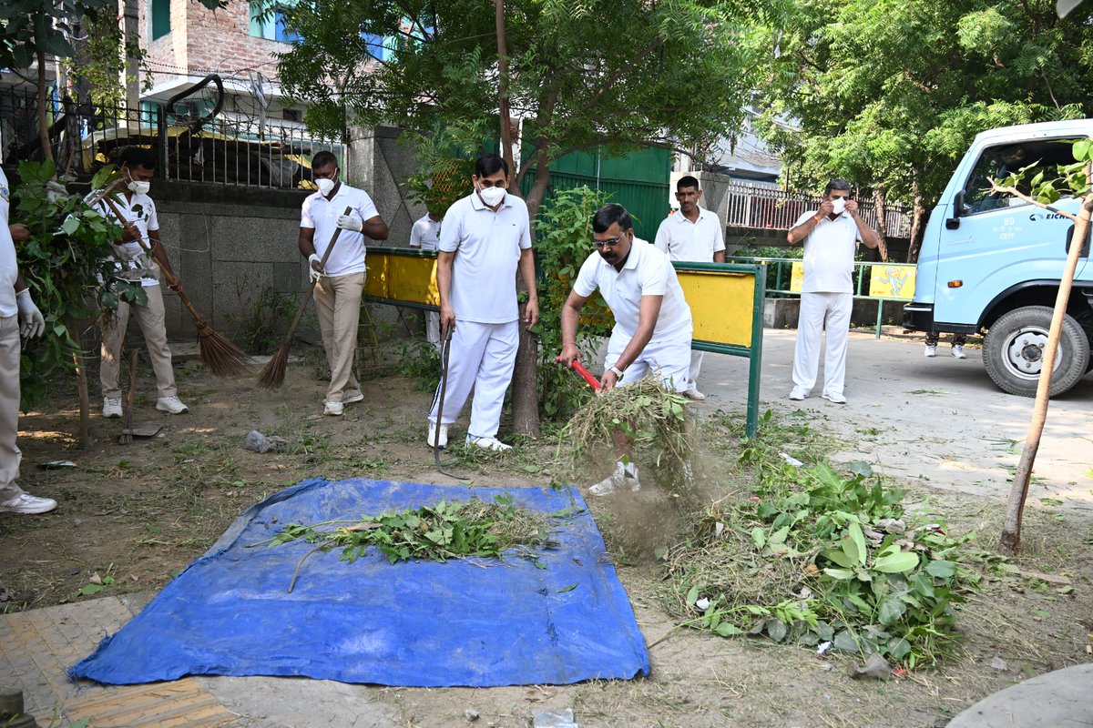 Crpf89bn's tweet photo. #SwachhataHiSeva campaign, 89 Bn CRPF conducted a special cleanliness drive at Government Secondary School, J.J. Colony, Bawana. https://t.co/0DMKXiVY8n