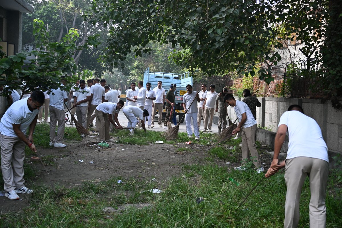Crpf89bn's tweet photo. #SwachhataHiSeva campaign, 89 Bn CRPF conducted a special cleanliness drive at Government Secondary School, J.J. Colony, Bawana. https://t.co/0DMKXiVY8n