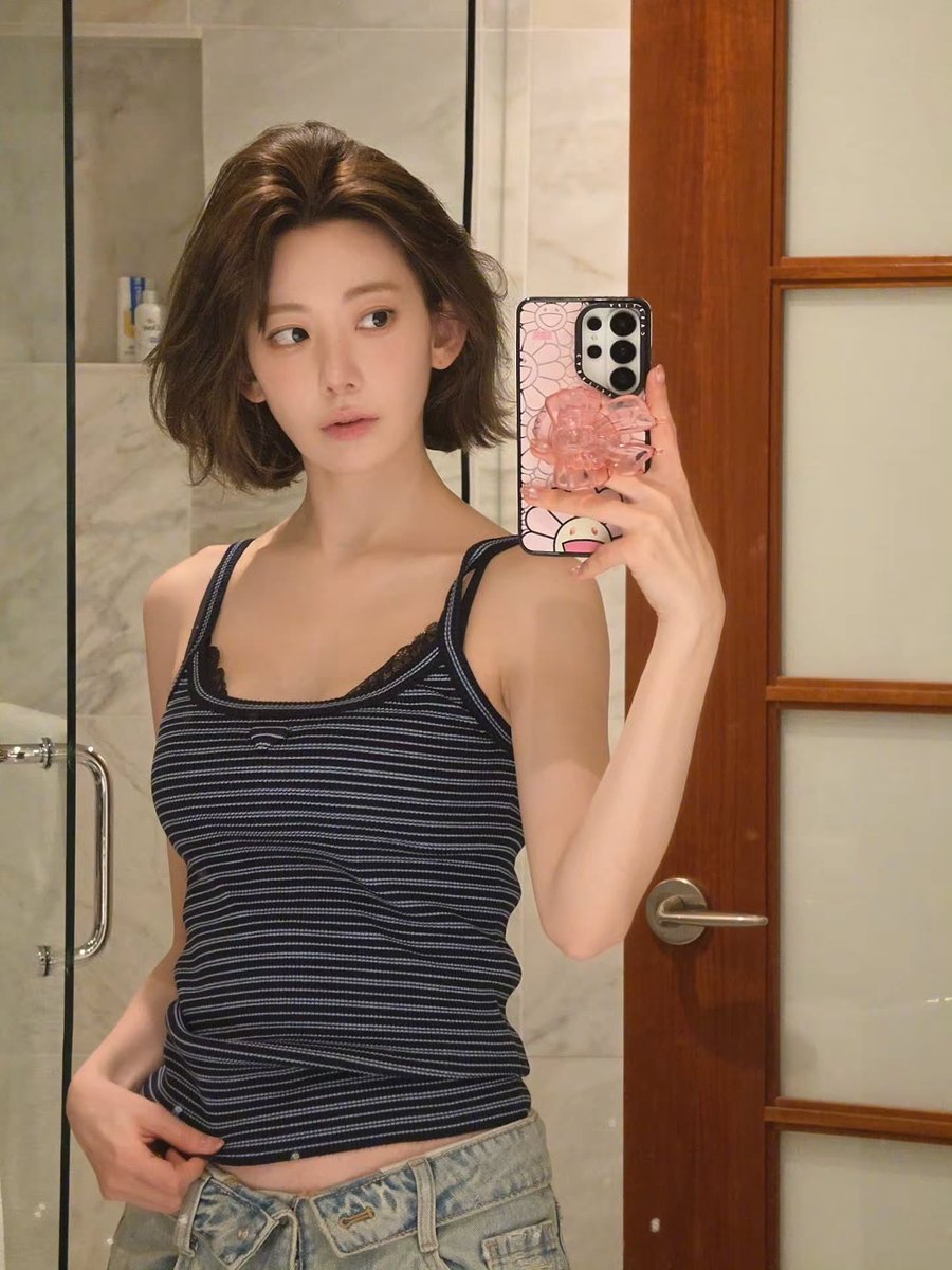 sserapics's tweet photo. 39saku_chan instagram update 

: 😳

#SAKURA #사쿠라
#LE_SSERAFIM #르세라핌 https://t.co/Vm3xT5jKXt