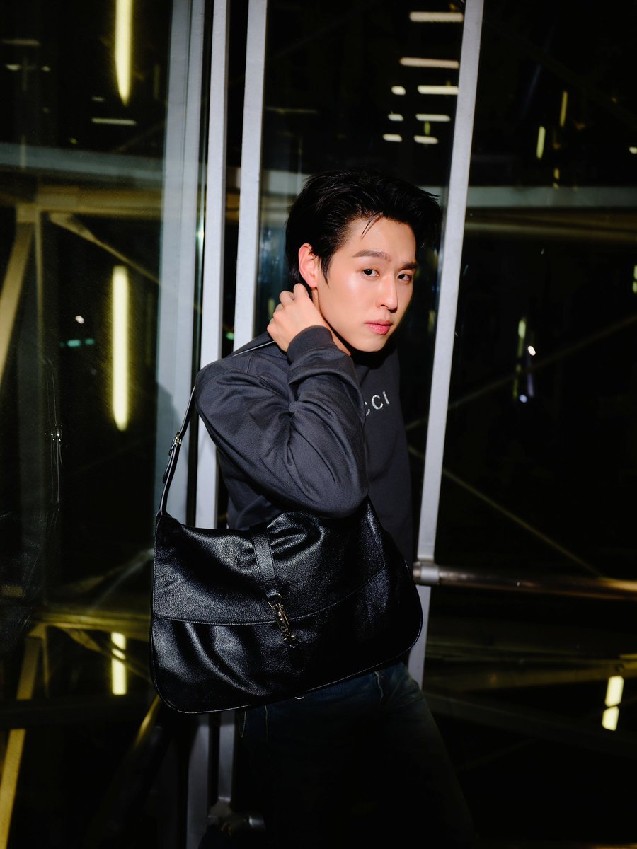 epnewsonline's tweet photo. ส่องความหล่อในแอร์พอร์ตลุคของ Gucci Brand Ambassador "BILLKIN" เด��นทางไปร่วมชมแฟชั่นโชว์ของ Gucci คอลเล็กชั่น Spring - Summer 2027 ที่ Milan Fashion Week ประเทศอิตาลี

BILLKIN GLOWING IN MILAN
#GUCCISS27xBILLKIN
#BILLKINBAGUCCI
#GucciTheStoreShow
#Bbillkin #Gucci 
@gucci https://t.co/zLcgkLj7Gu