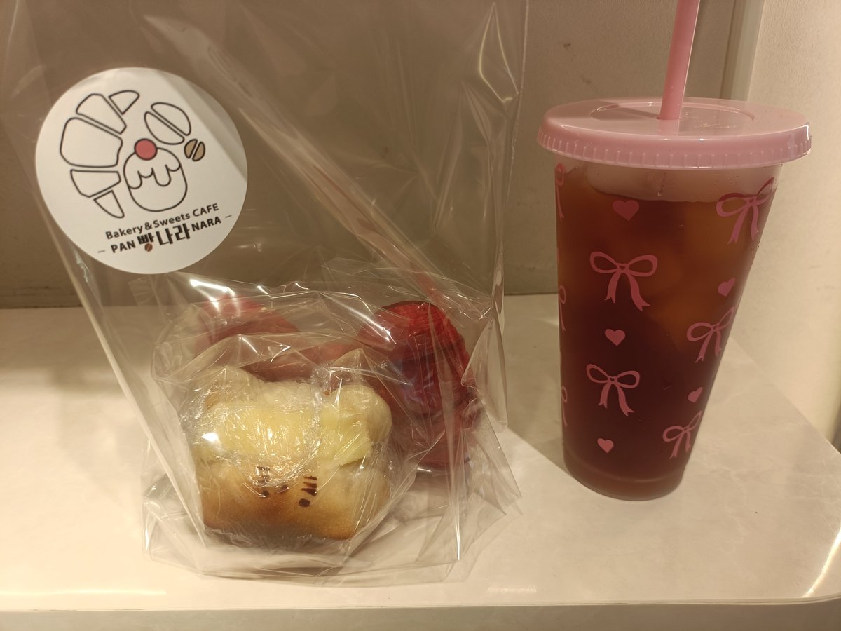 GironmeshiEdit's tweet photo. 【『PANNARA』でリボンクロワッサン【チョコバナナ味】🎀、ねこクリームパン🥐、アイスティーを持ち帰りしました🐈️🐾】
アイスティータンブラー、飲み物付きで720円でした、嬉しいにゃ😻🎀
2026.9.23 うれしいぶちょうにゃ🐱🍰🎂
#pannara 様
#カフェ
#ベーカリー
#新大久保 https://t.co/9N005cGlsl
