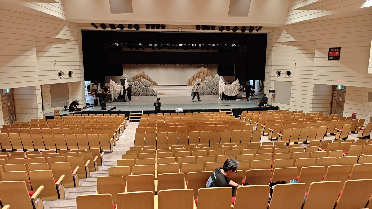 KuruHaku8's tweet photo. 千穐楽終わりました
終わって10分くらいしか経ってませんけど、大急ぎでバラしが始まってます
2日目の熱気も凄まじかった https://t.co/Bdc3LeFJIM