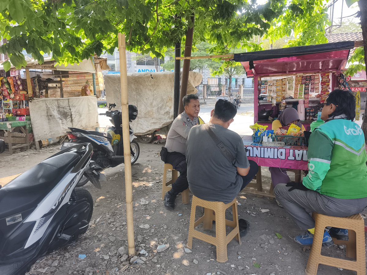 CikoSeltim's tweet photo. SAMBANG KAMTIBMAS, POLRI HADIR DI TENGAH MITRA OJEK ONLINE

Bhabinkamtibmas Kelurahan Kalijaga Aiptu Hen Yusnandar menyambangi para pengemudi ojek online yang mangkal di Lapangan Kebon Pelok, Kelurahan Kalijaga, Kecamatan Harjamukti, Kota Cirebon. https://t.co/8uE82LyZaW