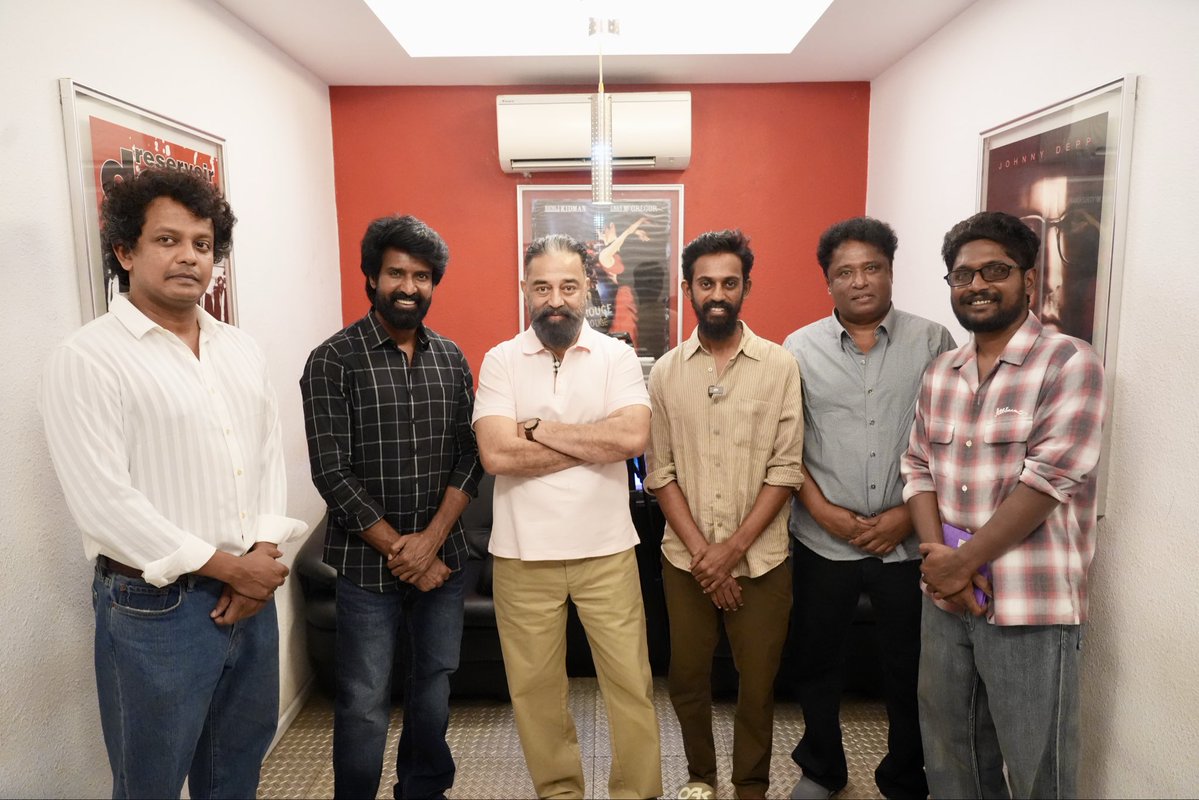 MathiMaaran's tweet photo. With @ikamalhaasan Sir, the senior student of cinema, and a constant inspiration to filmmakers like me. ❤️🙏

Thank you Sir for appreciating our work and sharing your thoughts on #Mandaadi. 

@elredkumar @sooriofficial @mani_rsinfo @rsinfotainment https://t.co/L8CkuzJdVA