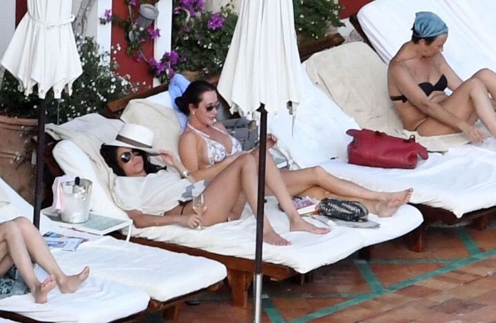 LadyIsabelleH's tweet photo. 🍸 🍷 🍾🍺 Hydration levels may vary, but the priorities are crystal clear. https://t.co/id3Bzbz8CK