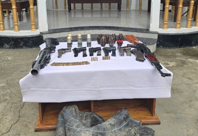 fronlines's tweet photo. Security forces recover arms and explosives in Thoubal, Manipur. 🇮🇳
The joint operation by Thoubal Commandos and 31 Assam Rifles recovered an AK-56 rifle, five pistols, grenades, Lathode shells, magazines and 40 rounds of ammunition.񎟀 https://t.co/gs7cZmK4UV