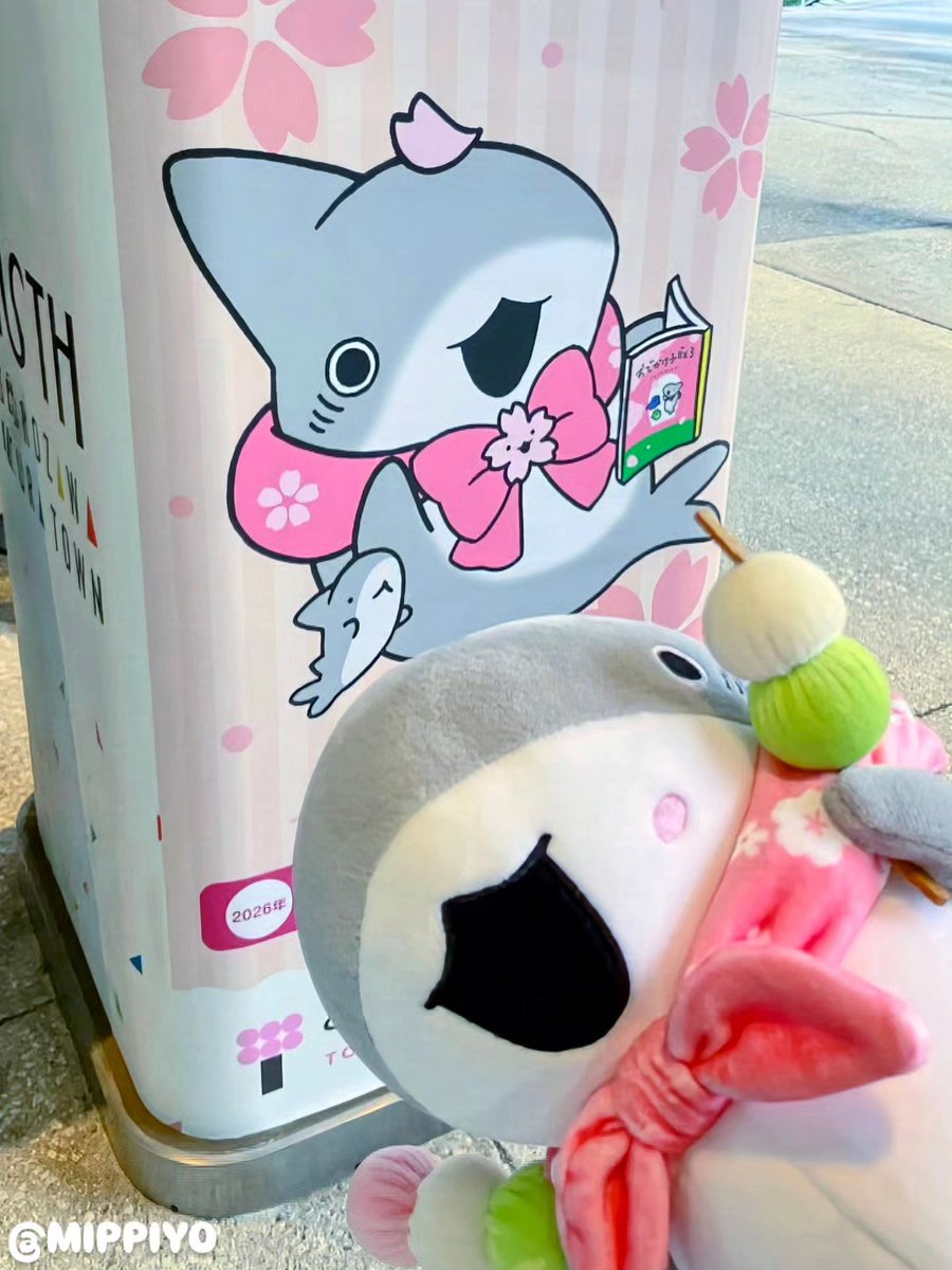 MIPPIYO's tweet photo. あんこうちゃんモンブランが美味しくてピカーッってしてるのかな💡
こやん達の柱もどこかにあったのかな？
グッズ売り場と���内所のお姉さんに聞いてもわからなかった​(๑•́ ₃ •̀๑)
#おでかけ子ザメ
#おでかけ子ザメとおでかけ
#おいSEAたのSEAサクラタウンさんぽ
#子ザメちゃんおさんぽ中 https://t.co/Sfpyu0aRpr