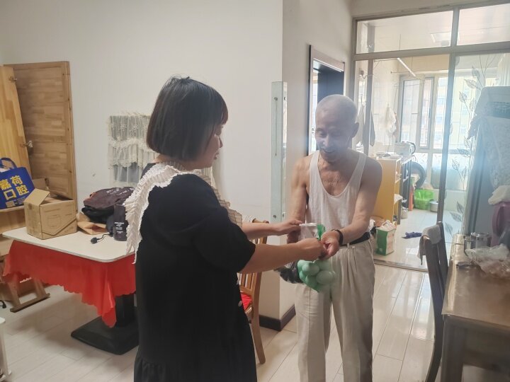 MortonTuffwjx's tweet photo. Hoy ayudé a un abuelo a cargar sus paquetes, nos reímos mucho en el camino. Los pequeos gestos hacen grandes momentos. https://t.co/HQXwe2alzW