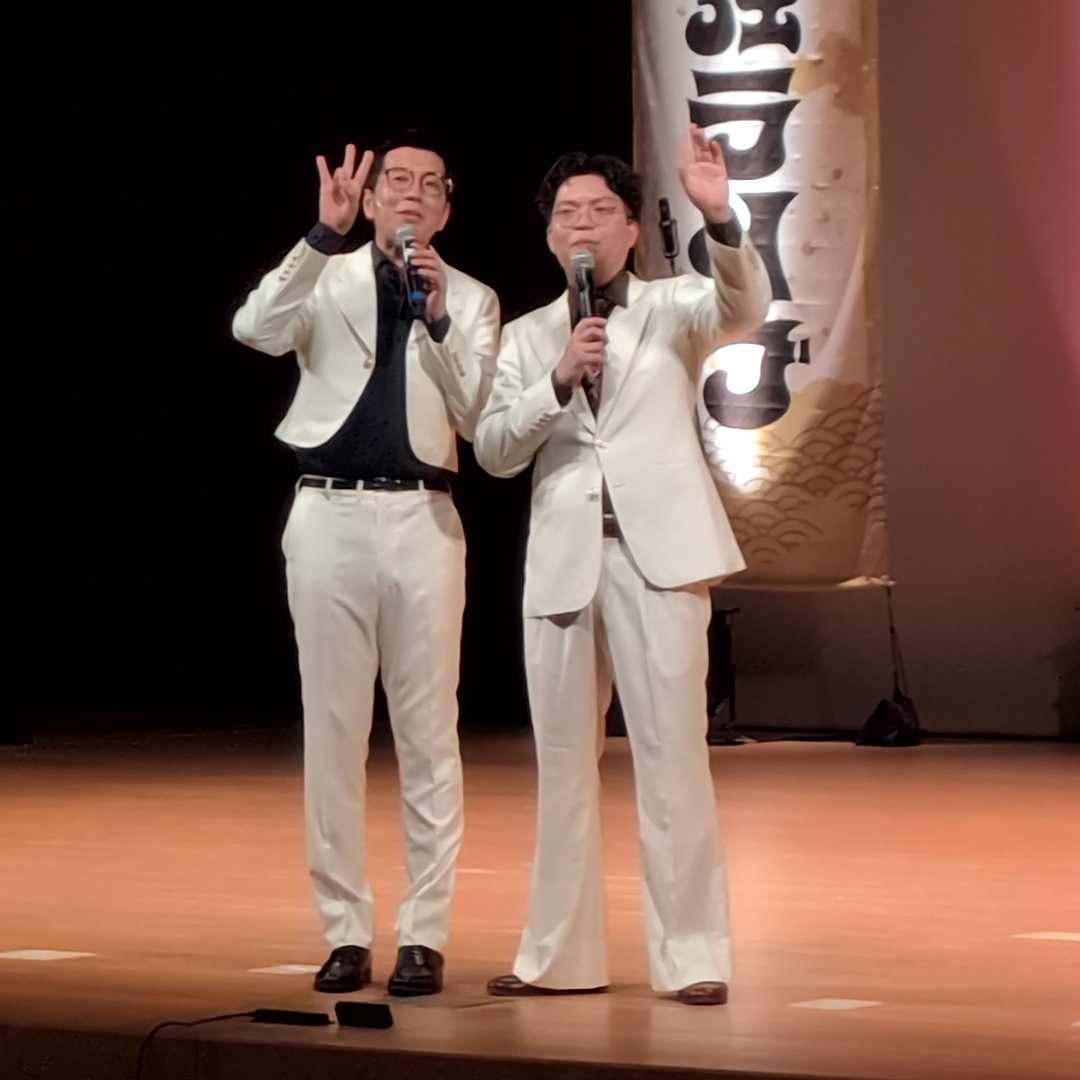 togaeri's tweet photo. 空港以外では初めての千歳市しかも単独行動
致���量ほどの #ヤーレンズ を浴びてる
#場内ほぼ札幌市民 
#私のような昼夜通しは意外と少数派 
#1部が終演15時30分で2部の開演16時は運営さん偉い 
#末廣亭でも感じたけど彼らのホスピタリティは素晴らしい
               https://t.co/V4UGHECM2m https://t.co/gxgLq2DRsZ