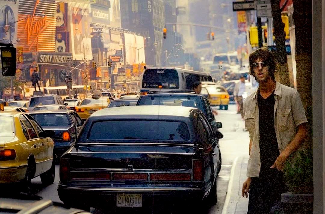 OasisArchives's tweet photo. Richard Ashcroft during the "Lucky Man" sleeve shoot in New York, 1997 https://t.co/kkjj8hbbQk