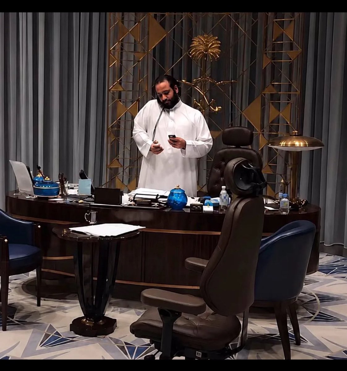uccxa3's tweet photo. يا مدبر الصعبات ب فكر سياسي 
يا داهية عصرك وحصن العقيدة
عزمك يهدّ جبال ماهي رواسي
وكفك تمدّ الخير ، وكفك شديدة https://t.co/Uqx3mmBoVY