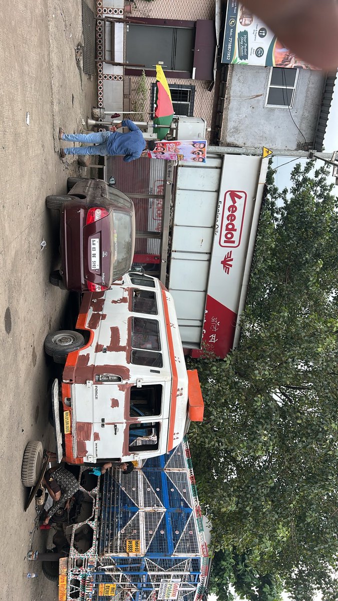 ShindeGiri's tweet photo. जय अंबे शॉपिंग सेंटर, चेड्डा नगर रोड, जी.एम. लिंक रोड, चेंबूर 400089 येथील PWD ग्राउंड बस स्टॉप पूर्णपणे बेकायदा पार्किंगमुळे झाकला गेला आहे. प्रवाशांना बस स्टॉप दिसत नाही व मोठी गैरसोय होत आहे. कृपया तात्काळ कारवाई करावी #MumbaiTraffic #BESTBus #Chembur #RoadSafety https://t.co/KRnIlJrZ3q