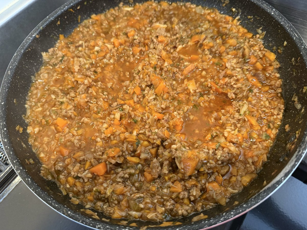 emi_beach's tweet photo. ミートソース作って1食目はパスタ
↓
2食目はカレーライス
↓
3食目にカレーパスタ https://t.co/y1DZnOH3X2