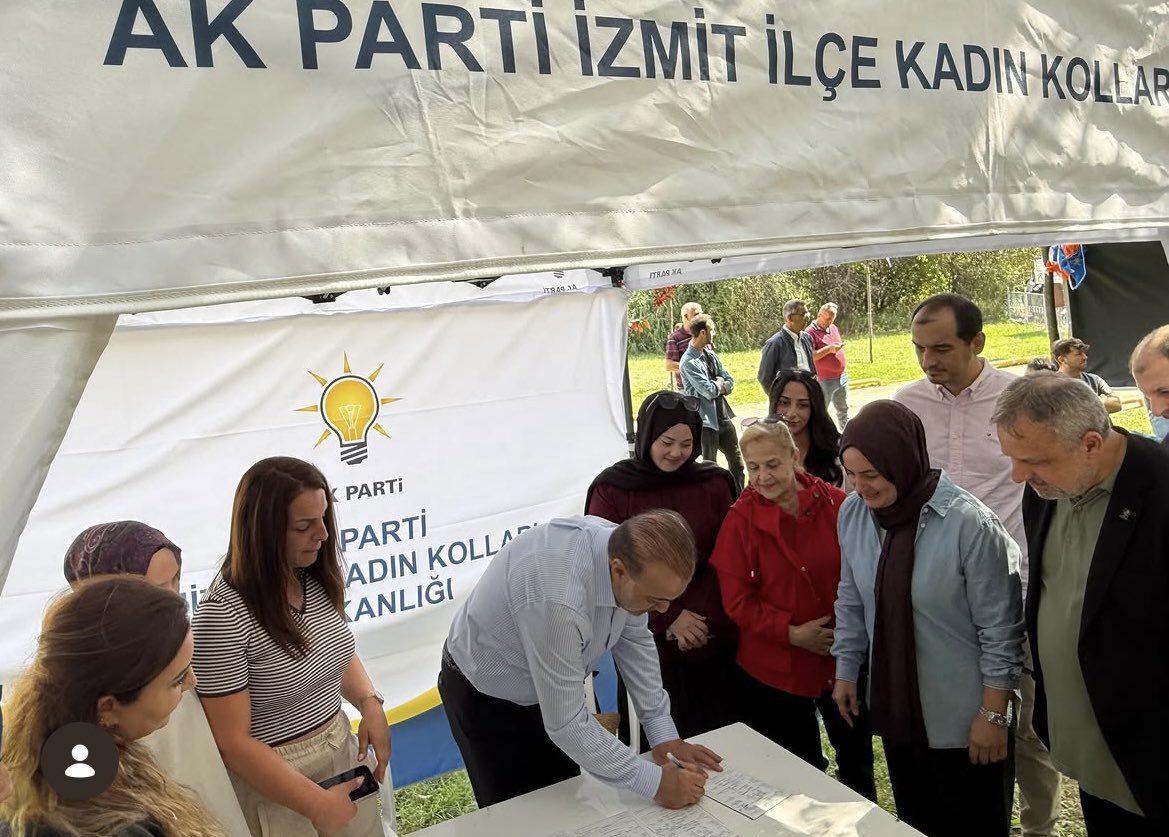 akkadinizmit41's tweet photo. Pikniğimize katılan, partimizle gönül bağı bulunan misafirlerimizin @Akparti üyelikleri,İl Başkanımız Sayın Dr. @SahinTalus tarafından gerçekleştirildi.

Teşkilatımızla gönül gönüle nice güzel buluşmalara… 🇹🇷 

@tugbaisikercan 
@yyaseminozdemir https://t.co/0NxQwcFgaj