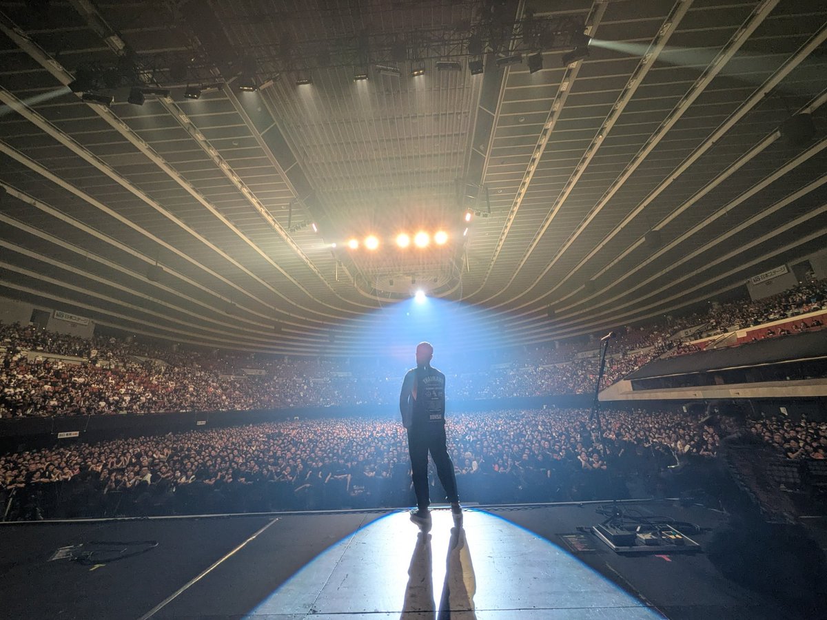 xmas_no's tweet photo. みなーーーーーさん、
【ZASSO.~アメ村えれふぁんと15周年~】@大阪城ホール

ありがとうございましたー🙏
この景色を僕たちと一緒に作ってくれて、本当に感謝です。

これだけは言わしてください。
どう見ても、この背中は泣いてないからww
むちゃくちゃハッピーに笑ろてたんや‼️ https://t.co/ZbJGVWjLBu