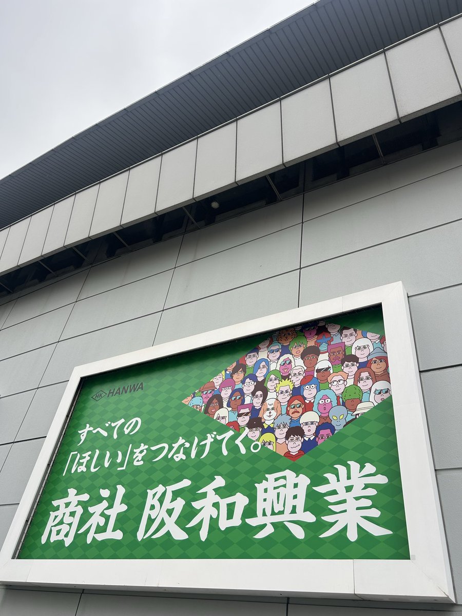25__25b's tweet photo. @_r__min 上下黒のシルバーのショルダーバックでタオルを頭に被っております！
この看板のした付近にいます！ https://t.co/Q6vg1wNR9M