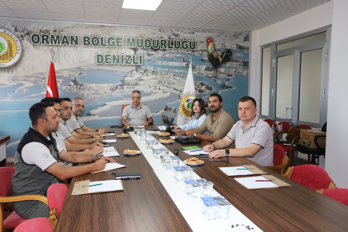 denizliobm's tweet photo. Denizli ilimizde Orman Gönüllüleri çocuklarımız için yapımı devam eden OGM Orman Okulu için Bölge Müdürümüz Ahmet Köle başkanlığında toplantı yapıldı. Toplantıda okulumuzun gelişimi için okul içindeki alanlarla ilgili projeler değerlendirildi. https://t.co/144w7m0aEH
