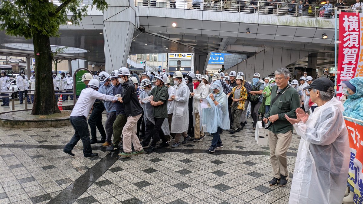 RCL_SPC's tweet photo. 9.23横須賀闘争

雨のなか、戦闘的に闘われた！いつものように先頭はヘルのスクラムデモ！

次は静岡　浜松反戦デモだ！ https://t.co/ePT67Z5oVV