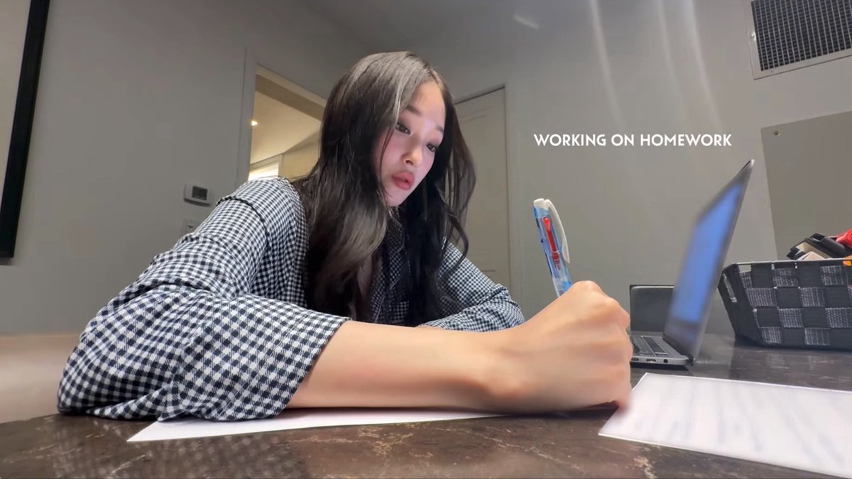 nyannieslee's tweet photo. นี่ไงงง แอนนี่เคยพูดใน vlog in New York ว่าถ้าใช้ปากกาน้ำเงินจด จะช่วยจำได้มากขึ้น 5555555 คือเฉลยละว่ามานก็จำจากคนรอบตัว ที่เขา gave advice มาอีกที 555555 https://t.co/jtP3KOgMsz