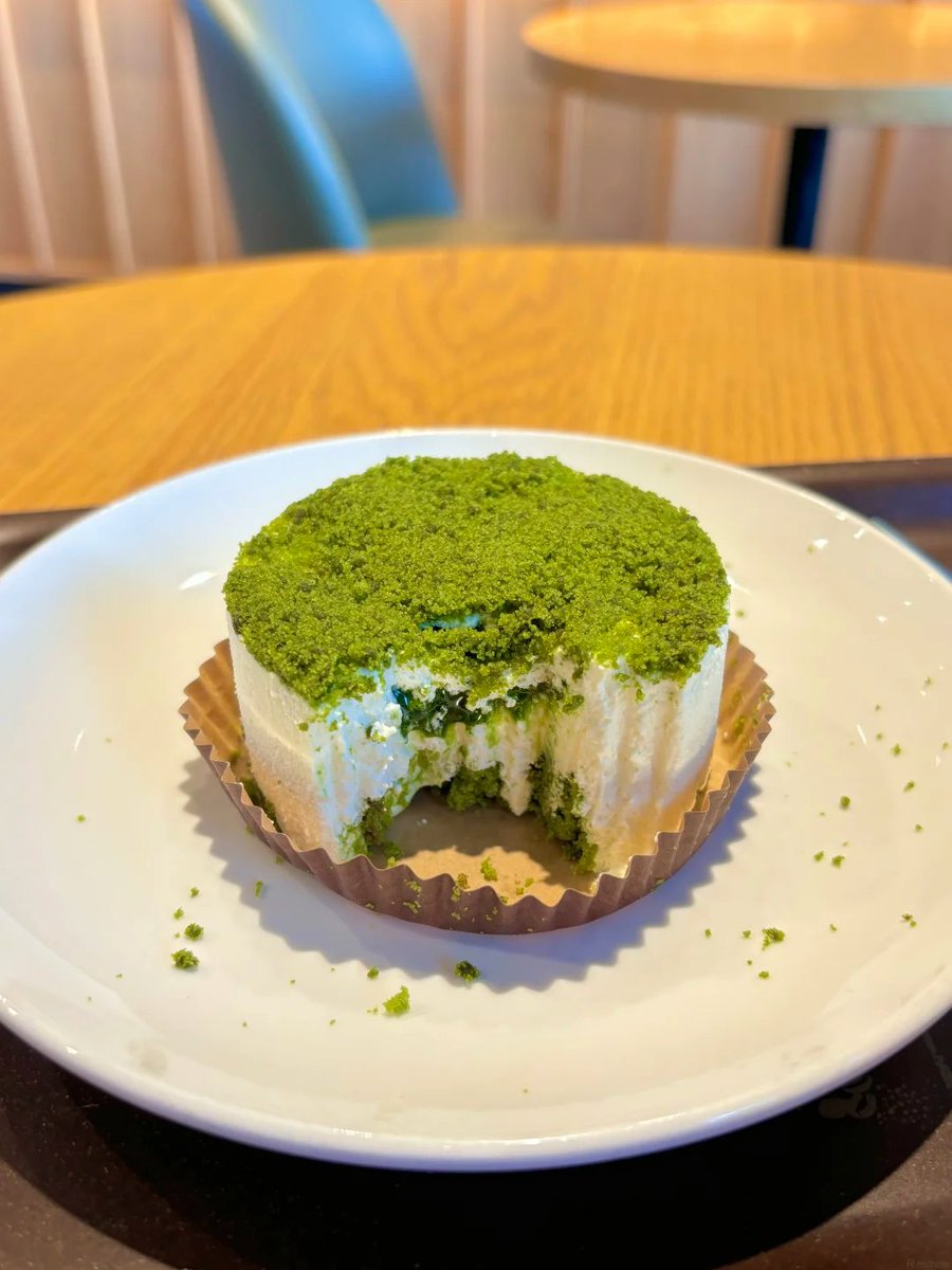 1vEu3's tweet photo. ティラミス＋抹茶＋チーズの組み合わせ🍵
日本では珍しい甘さ控えめのスイーツ。
想像していたよりずっと美味しかった😋 https://t.co/NCMk45yA2c