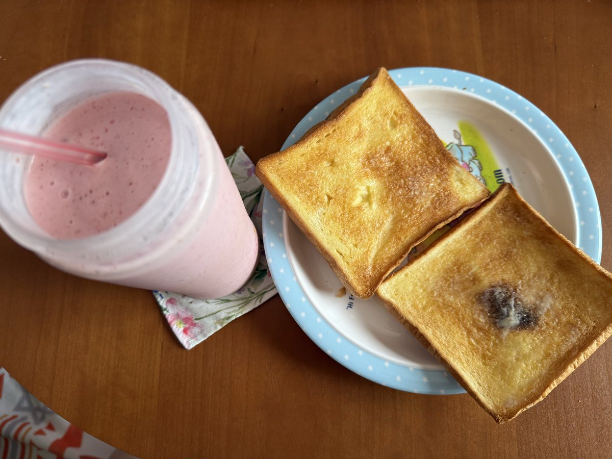 emi_beach's tweet photo. 朝ごはんは

イチゴミルクスムージー＋米粉パントースト

だったり

コーンフレーク3種ミックス

だったり https://t.co/OtBLdb3xc0