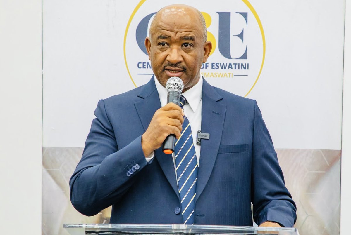 rbarwanda's tweet photo. Guverineri wa Banki Nkuru y’u Rwanda, Soraya Hakuziyaremye yagiranye ikiganiro mu buryo bw’ikoranabuhanga na mugenzi we wa Eswatini, Dr Phil Mnisi, cyagarutse ku ntambwe imaze guterwa mu ishyirwa mu bikorwa ry’amasezerano y’ubufatanye  yashyizweho umukono muri Mata uyu mwaka.

Muri iki kiganiro kandi impande zombi zongeye gushimangira ubushake bw’inzego zose bwo gukomeza gusangira ubumenyi mu buryo bufatika kandi bufitiye akamaro ibihugu byombi.

Mu byihutirwa biyemeje kwibandaho harimo ubushakashatsi mu by’ubukungu, uburyo bwo kwishyurana hagati y’Ibihugu, umutekano w’ikoranabuhanga guteza imbere ubushobozi bw’abakozi muri Banki Nkuru z’Ibihugu muri Afurika no kuvugurura imikorere y’inzego. #RBAAmakuru