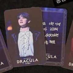 XIAinfo's tweet photo. [정보] od_musical IG

PHOTO CARD WEEK II 🌹

9/29(화)~10/5(월) 공연 관람 시,
드라큘라 포토카드 2종 SET를 드립니다

공연사진 ver.
Special Selfie ver.

https://t.co/lqiGjRhhey
#김준수 #XIA #준수 #시아준수 #JUNSU #KIMJUNSU #XIAJUNSU #ジュンス #金俊秀 #드라큘라 #뮤지컬드라큘라 #샤큘 https://t.co/zKlCoREB4x