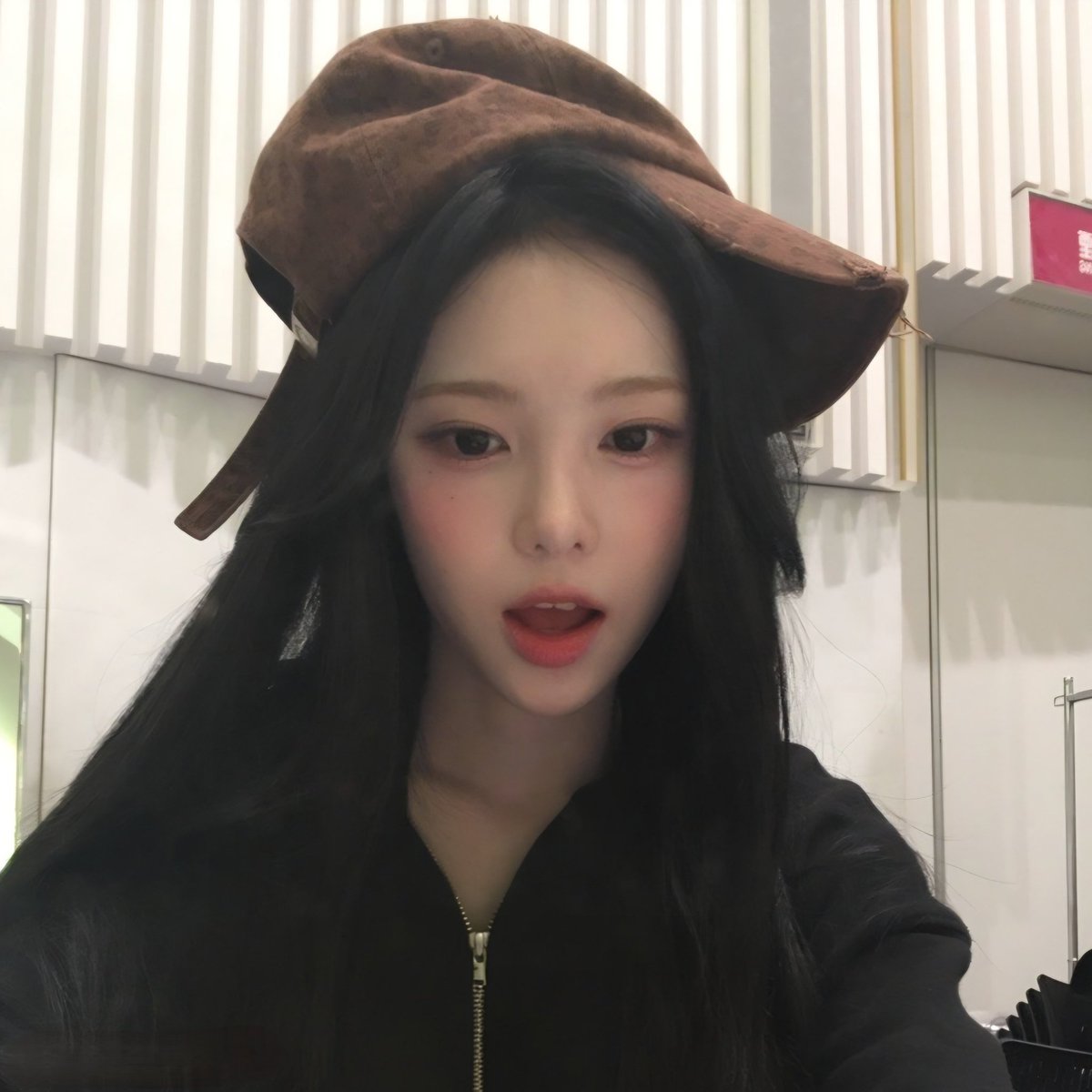Jeongcian's tweet photo. ✎𓂃 i.. new hat unlocked %%. 🧢

(+999 cute points, -500 brain cells) 🧸🪅
just standing in the hallway being absolute chaos for no reason. today’s energy is just: hat, matching randomness, and absolutely zero regrets ˖᯽ ݁˖ https://t.co/lquCTOmMq1