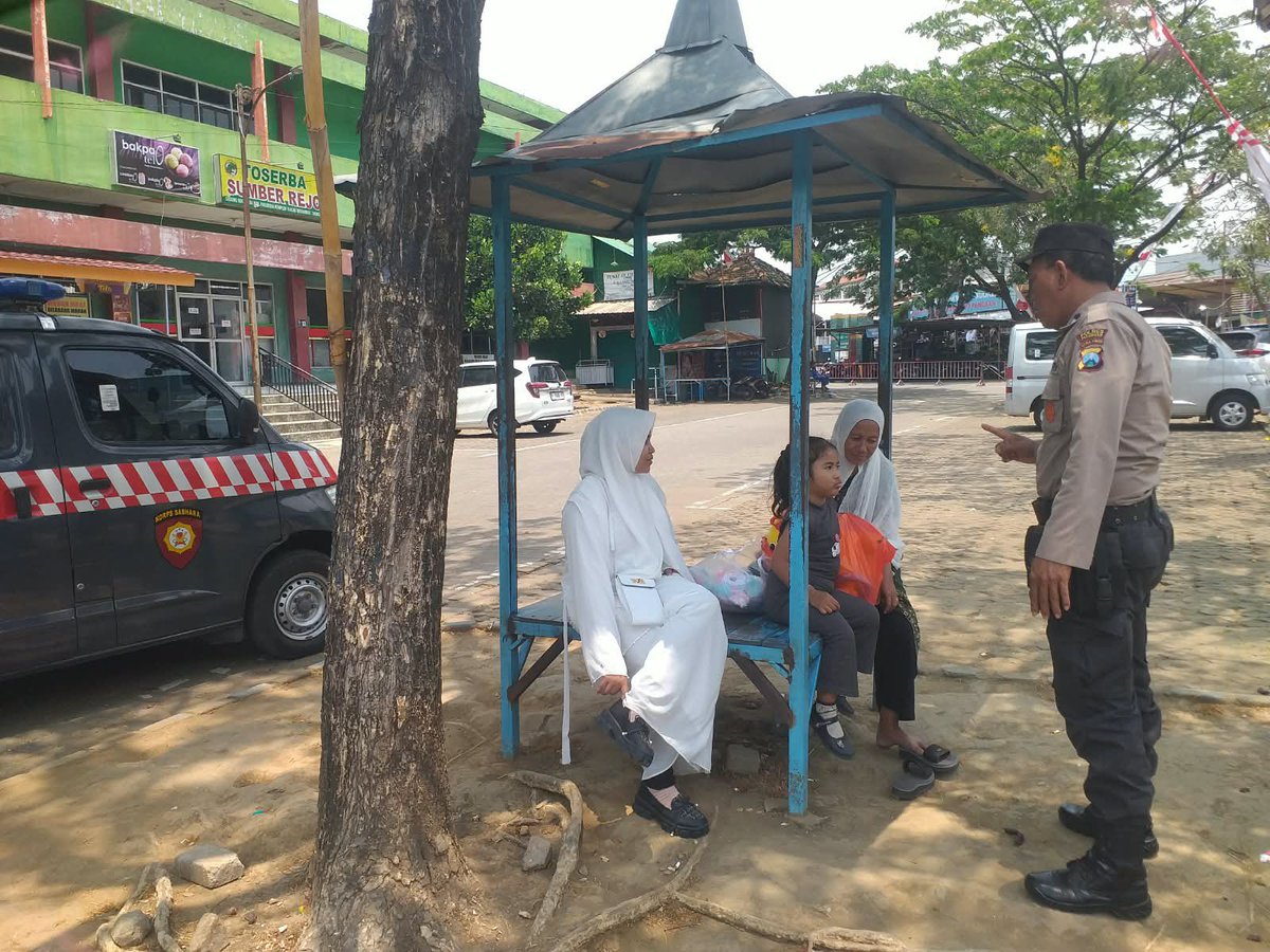 humaspandaan's tweet photo. POLSEK PANDAAN LAKSANAKAN PATROLI DIALOGIS ANTISIPASI 3C
Polsek Pandaan melaksanakan patroli dialogis di sejumlah titik rawan wilayah hukum Polsek Pandaan sebagai upaya mengantisipasi terjadinya 3C (Curat, Curas, dan Curanmor) serta gangguan kamtibmas lainnya. https://t.co/8o9YyxpwRM