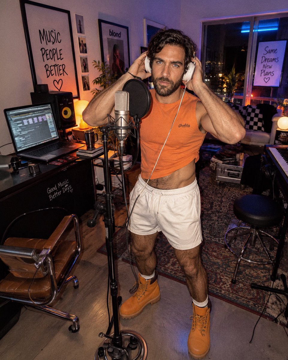 pabloportillo's tweet photo. Creando nuevas canciones 🎶🎤🎵 https://t.co/69rwIiFjdH