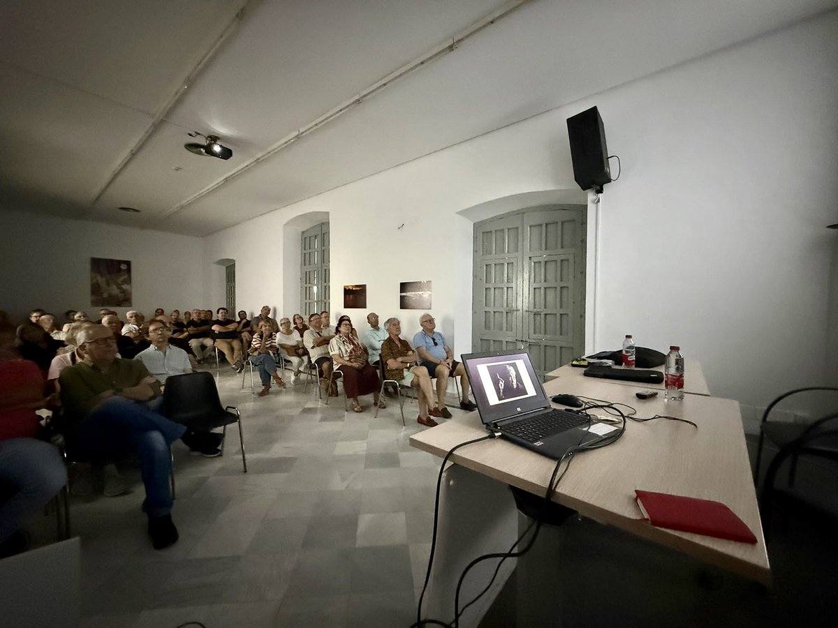 j_a_zamora_foto's tweet photo. Muchas gracias a todos los llenasteis la sala ayer donde vimos y hablamos de fotografía y al Colectivo Fotográfico Lucila organizador del evento. https://t.co/gvTBHK3ih4
