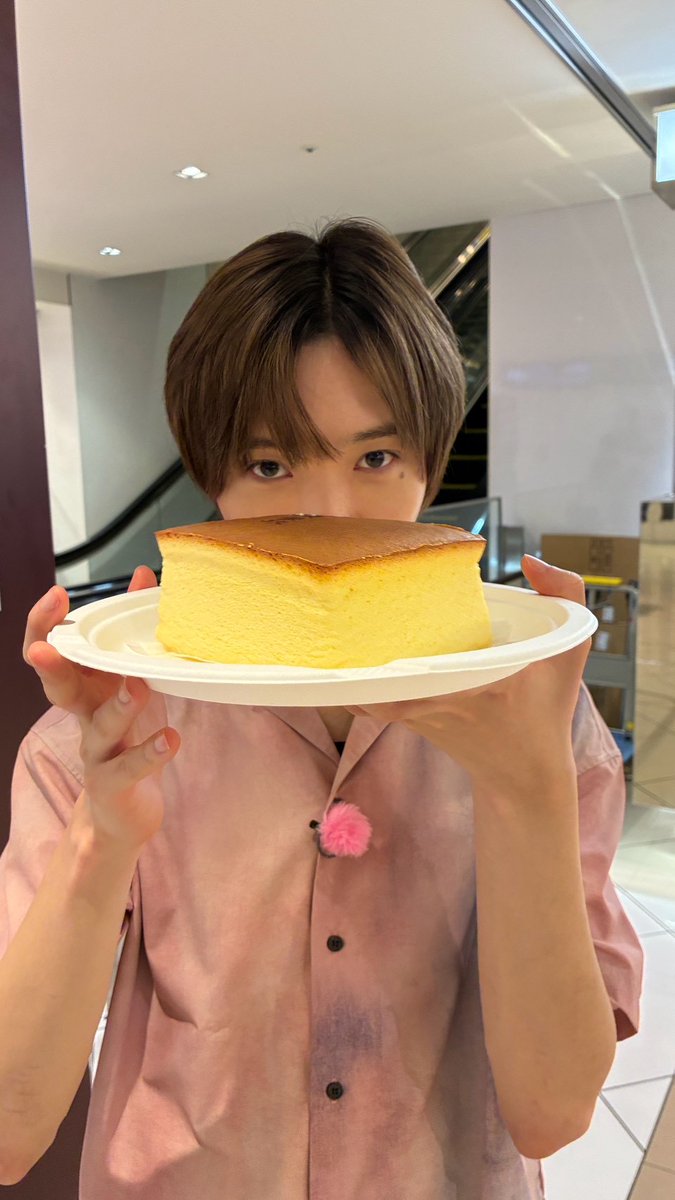 topicool_jp's tweet photo. 【トピクル】

【IMP.通信】ご褒美スイーツに大感動！佐藤新が「史上1番エアリー」とうなったチーズケーキとは

北海道の絶品グルメを味わい尽くした佐藤さん。思わず新千歳空港へ聖地巡礼に行きたくなるような、笑顔にあふれた放送でした

▼記事はこちら▼
🔗https://t.co/jWgs1cd1bS

＃佐藤新 https://t.co/eX5NXBJ65v