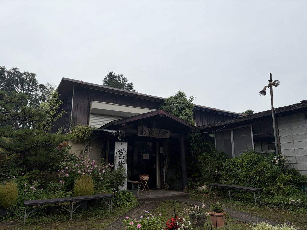 nis_seo's tweet photo. わたりや＠群馬県渋沢市

本日は伊香保方面へツーリング。ギリギリ雨降らないかなと思ってたら行きから降られたよ😂榛名湖まで行こうと思ったんだけど足元悪いんで安全とって途中で戻ることに。水沢うどん食べようとうどん街走ってたら青竹手打ちラーメンの看板を見つけて寄ってみた。 https://t.co/XoUiOwgXQy