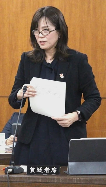 sanfuku3's tweet photo. 日本維新の会
現職議員が絡む新たな疑惑が浮上😠
昨年6月、大阪水道局がとある料亭の給水管の取り替え工事を実施。
『大阪維新の会』所属の金子恵美大阪市議(54)が、突然介入してくる。
なぜか工事代金を水道局が払うことになった。

料亭の名は『天繁』
料亭で漏水が発生したのが発端で、職員が出水の確認をすると、
水道メーターを通過しない給水管を通じて水道を使用していることが判明。
『盗水ではないか』
天繁側に事情を説明し、後日再調査することになる。

そこで金子市議が突如として登場→工事が水道局負担となる。
「天繁は維新の会の議員御用達の料亭と言われています。盗水疑惑をつきつけられて面識のある金子市議に助けを求めたのでしょう」

は？？まぁ地方はいまだに多いだろうな。
地方議員もこういうので票を稼ぐし。
なんか怖いし最低🥺

維新議員が″御用達の料亭″のために水道局に圧力！工事代金が「税金負担」になっていた(FRIDAY)
#Yahooニュース
https://t.co/rDNQePxfCK