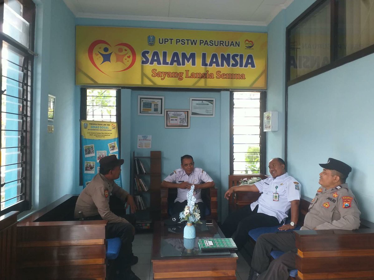 humaspandaan's tweet photo. POLSEK PANDAAN LAKSANAKAN PATROLI DIALOGIS ANTISIPASI 3C
Polsek Pandaan melaksanakan patroli dialogis di sejumlah titik rawan wilayah hukum Polsek Pandaan sebagai upaya mengantisipasi terjadinya 3C (Curat, Curas, dan Curanmor) serta gangguan kamtibmas lainnya. https://t.co/8o9YyxpwRM