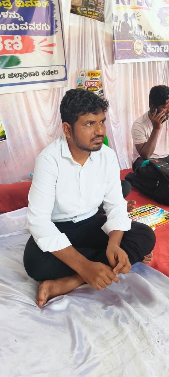 Nikhil_Kumar_k's tweet photo. ಧಾರವಾಡದಲ್ಲಿ KPSC ಅಭ್ಯರ್ಥಿಗಳು ಕಳೆದ 3 ದಿನಗಳಿಂದ ನಡೆಸುತ್ತಿರುವ ಹೋರಾಟ ಹಾಗೂ ಶ್ರೀ ಅನಿಲ್ ಕಾಂಬಳೆ ಅವರ ಆಮರಣಾಂತ ಉಪವಾಸ ಸತ್ಯಾಗ್ರಹ ಸರ್ಕಾರದ ನಿರ್ಲಕ್ಷ್ಯಕ್ಕೆ ಸಾಕ್ಷಿಯಾಗಿದೆ. ನಿರಂತರ ಉಪವಾಸದಿಂದ ಅನಿಲ್ ಅವರ ಆರೋಗ್ಯ ಕ್ಷೀಣಿಸುತ್ತಿದ್ದರೂ ರಾಜ್ಯ @INCKarnataka ಸರ್ಕಾರ ಕಣ್ಣಿದ್ದು ಕುರುಡಾಗಿದೆ.

384 KAS ಹುದ್ದೆಗಳು ಹಾಗೂ PDO ಪರೀಕ್ಷೆಗಳಲ್ಲಿ ನಡೆದಿರುವ ಭಾರೀ ಭ್ರಷ್ಟಾಚಾರ ಮತ್ತು ಅಕ್ರಮಗಳ ಬಗ್ಗೆ KPSC ಅಭ್ಯರ್ಥಿಗಳು ಸಿಬಿಐ (CBI) ತನಿಖೆಗೆ ಆಗ್ರಹಿಸುತ್ತಿದ್ದಾರೆ. ಲಕ್ಷಾಂತರ ಬಡ, ಶ್ರಮಜೀವಿ ಅಭ್ಯರ್ಥಿಗಳ ಭವಿಷ್ಯದ ಜೊತೆ ಚೆಲ್ಲಾಟವಾಡುತ್ತಿರುವ ಈ ಭ್ರಷ್ಟ ಸರ್ಕಾರ ತಕ್ಷಣವೇ ಎಚ್ಚೆತ್ತುಕೊಂಡು ಪ್ರಕರಣವನ್ನು CBIಗೆ ಒಪ್ಪಿಸಬೇಕು.

ನಾವೆಲ್ಲರೂ KPSC ಹೋರಾಟಗಾರರ ಪರವಾಗಿದ್ದೇವೆ. ಅಭ್ಯರ್ಥಿಗಳ ಈ ನ್ಯಾಯಯುತ ಹೋರಾಟಕ್ಕೆ ನಮ್ಮ ಸಂಪೂರ್ಣ ಬೆಂಬಲವಿದೆ!