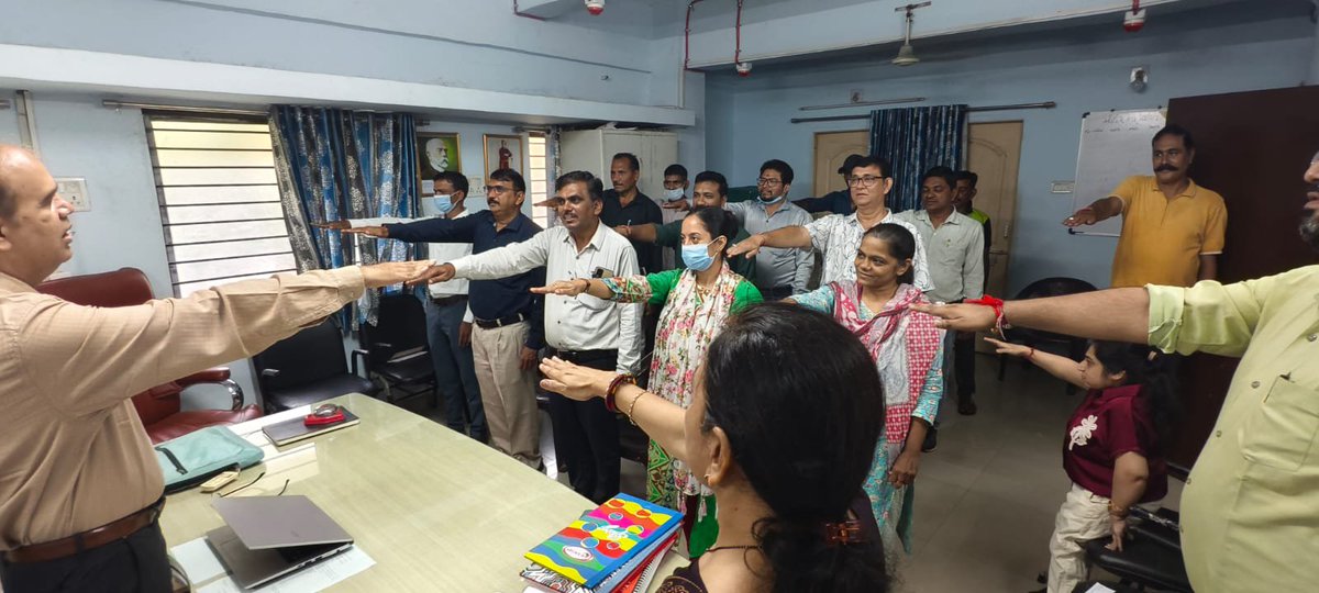 TbDahod's tweet photo. સેવા સંકલ્પ અભિયાન અંતર્ગત સ્વચ્છતા સેવા યોગદાન કાર્યક્રમ દાહોદ જિલ્લા ક્ષય કેન્દ્ર ખાતે યોજાયો
તમામ અધિકારીશ્રીઓ અને કર્મચારીઓએ સ્વચ્છતા કરી અને શપથ લેવામાં આવી
@PMOIndia @CMOGuj @collectordahod @InfoGujarat
#SSADHD
#SSDHD2
#CatchTheRainGujarat
#CleanGreenGujarat https://t.co/mQjXBMrsvB