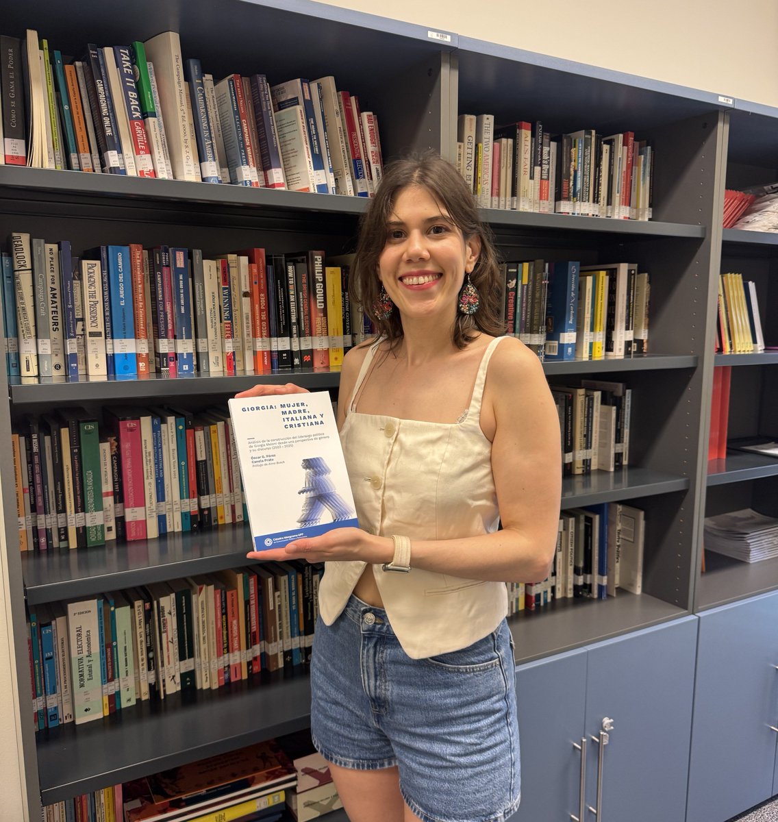 CatedraIDG_UPF's tweet photo. La autora y su libro 📖. En esta obra, @canelaprato y @oscargalleego analizan la construcción del liderazgo político de Giorgia Meloni. El libro es resultado del V Premio Ideograma-UPF.

🔗 Accede a la obra en formato digital:
https://t.co/4466ChcFOh https://t.co/z97KYC2csQ