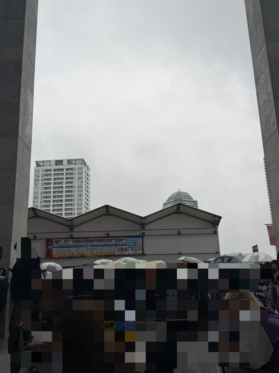 i07h5ta's tweet photo. @ldh_trade_ 現在も変わらずグッズ販売の向かい側におります。 https://t.co/oIKGMpcAmO
