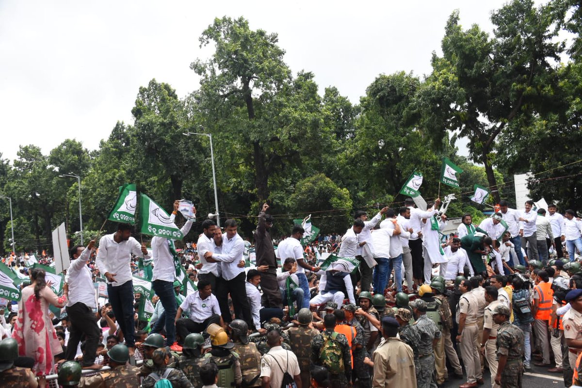 DharitriLive1's tweet photo. -ଭୁବନେଶ୍ୱର ଲୋୟର ପିଏମ୍ଜିରେ ବିଜେଡିର ଜୋରଦାର ବିକ୍ଷୋଭ
-ପାଠ୍ୟପୁସ୍ତକ ତ୍ରୁଟି ପ୍ରସଙ୍ଗରେ ଗର୍ଜିଲା ଯୁବ ଓ ଛାତ୍ର ବିଜେଡି
-ଗଣଶିକ୍ଷା ମନ୍ତ୍ରୀଙ୍କ ଇସ୍ତଫା ଦାବିରେ ଜୋରଦାର ବିକ୍ଷୋଭ
-ବ୍ୟାରିକେଡ୍ ଭାଙ୍ଗି ବିଧାନସଭା ଘେରାଉ ପାଇଁ ଉଦ୍ୟମ
-ବିକ୍ଷୋଭକାରୀଙ୍କୁ ଅଟକାଇବାକୁ ପୋଲିସର ଉଦ୍ୟମ
#BJDProtest #TextbookErrorsOdisha #Bhubaneswar #LowerPMG #Odisha #OdishaNews #Dharitri
📲 Follow Dharitri – Odisha’s No.1 Odia Daily 📰✨