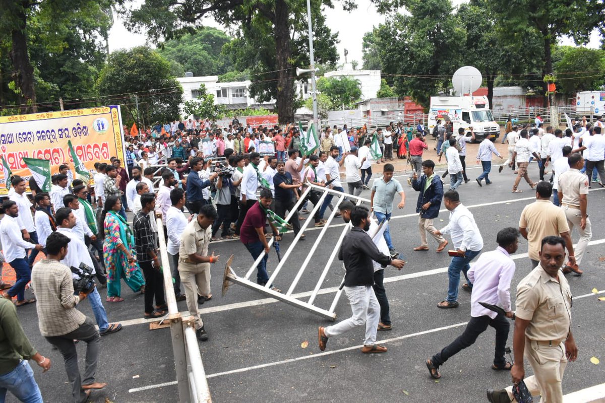 DharitriLive1's tweet photo. -ଭୁବନେଶ୍ୱର ଲୋୟର ପିଏମ୍ଜିରେ ବିଜେଡିର ଜୋରଦାର ବିକ୍ଷୋଭ
-ପାଠ୍ୟପୁସ୍ତକ ତ୍ରୁଟି ପ୍ରସଙ୍ଗରେ ଗର୍ଜିଲା ଯୁବ ଓ ଛାତ୍ର ବିଜେଡି
-ଗଣଶିକ୍ଷା ମନ୍ତ୍ରୀଙ୍କ ଇସ୍ତଫା ଦାବିରେ ଜୋରଦାର ବିକ୍ଷୋଭ
-ବ୍ୟାରିକେଡ୍ ଭାଙ୍ଗି ବିଧାନସଭା ଘେରାଉ ପାଇଁ ଉଦ୍ୟମ
-ବିକ୍ଷୋଭକାରୀଙ୍କୁ ଅଟକାଇବାକୁ ପୋଲିସର ଉଦ୍ୟମ
#BJDProtest #TextbookErrorsOdisha #Bhubaneswar #LowerPMG #Odisha #OdishaNews #Dharitri
📲 Follow Dharitri – Odisha’s No.1 Odia Daily 📰✨