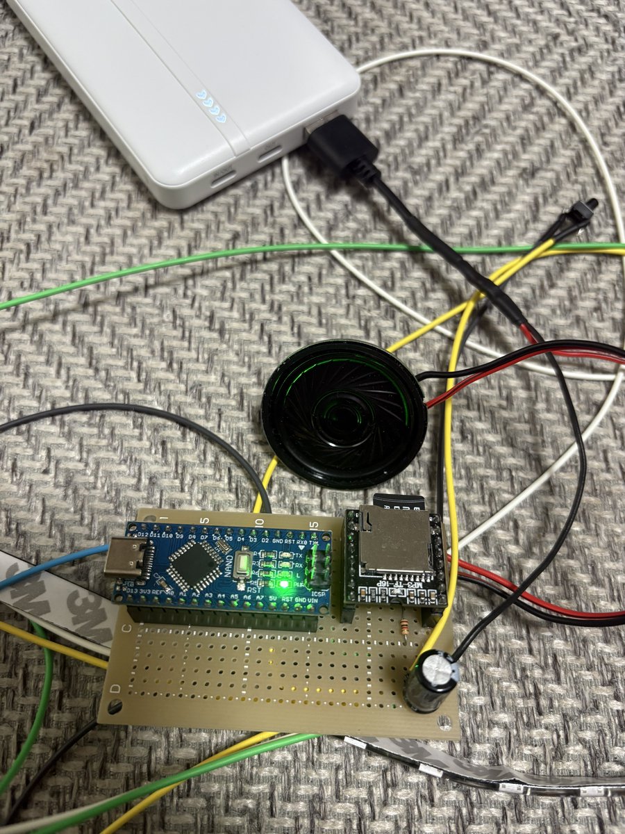 Yume020's tweet photo. ブレッドボードから本番のユニバーサル基盤に移植完了！
やっと運びやすくなった。
バッテリーも半個体のモババにして発火対策。
ぐっちゃぐちゃでもっと綺麗に配線したいけど難しいので今後の課題かな(´‘▽‘｀)ﾜｹﾜｶﾗﾝ https://t.co/tVBgLBqysC