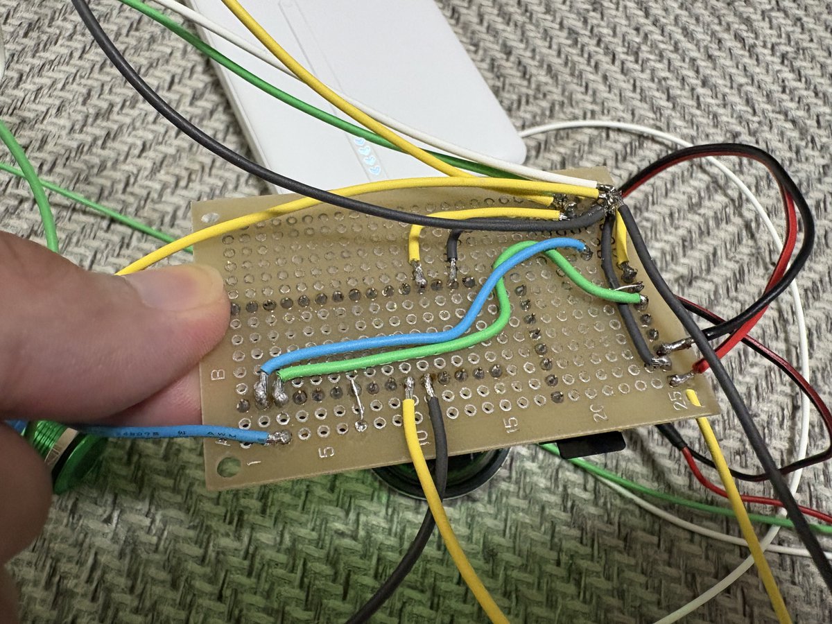 Yume020's tweet photo. ブレッドボードから本番のユニバーサル基盤に移植完了！
やっと運びやすくなった。
バッテリーも半個体のモババにして発火対策。
ぐっちゃぐちゃでもっと綺麗に配線したいけど難しいので今後の課題かな(´‘▽‘｀)ﾜｹﾜｶﾗﾝ https://t.co/tVBgLBqysC
