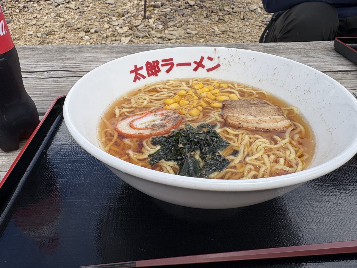 329star's tweet photo. 太郎平小屋のラーメン🍜おいしかったー
なると🍥ではなくて富山のカマボコなのが嬉しい☺️ https://t.co/nK3LpcbFVC
